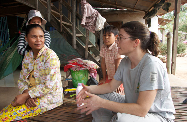 Alice Hartley (MBA) '12 learns about the need for biogas from a family in Kien Svay. Photo: Carolina Kaelin