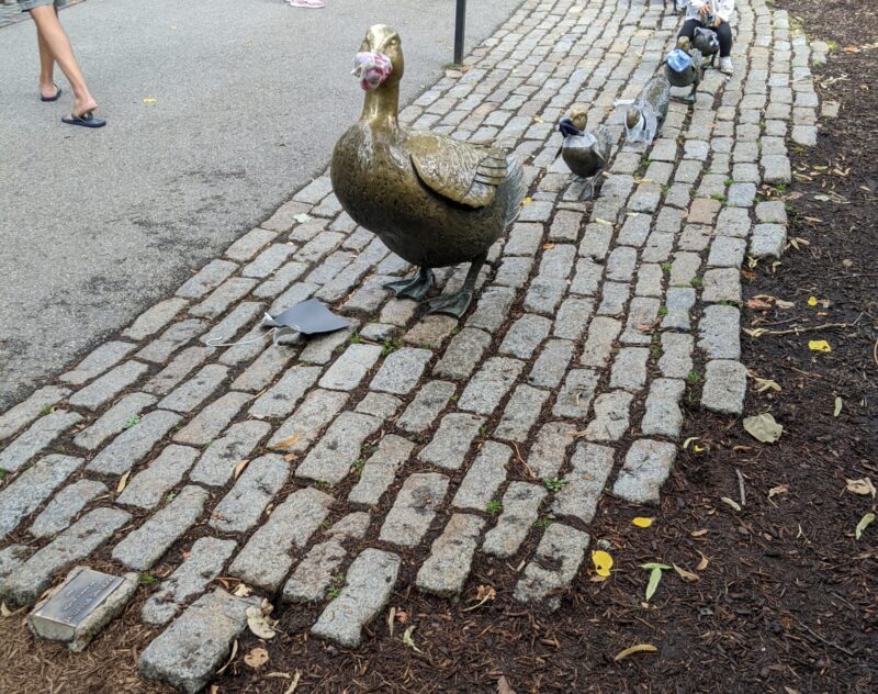 make way for ducklings sculptures