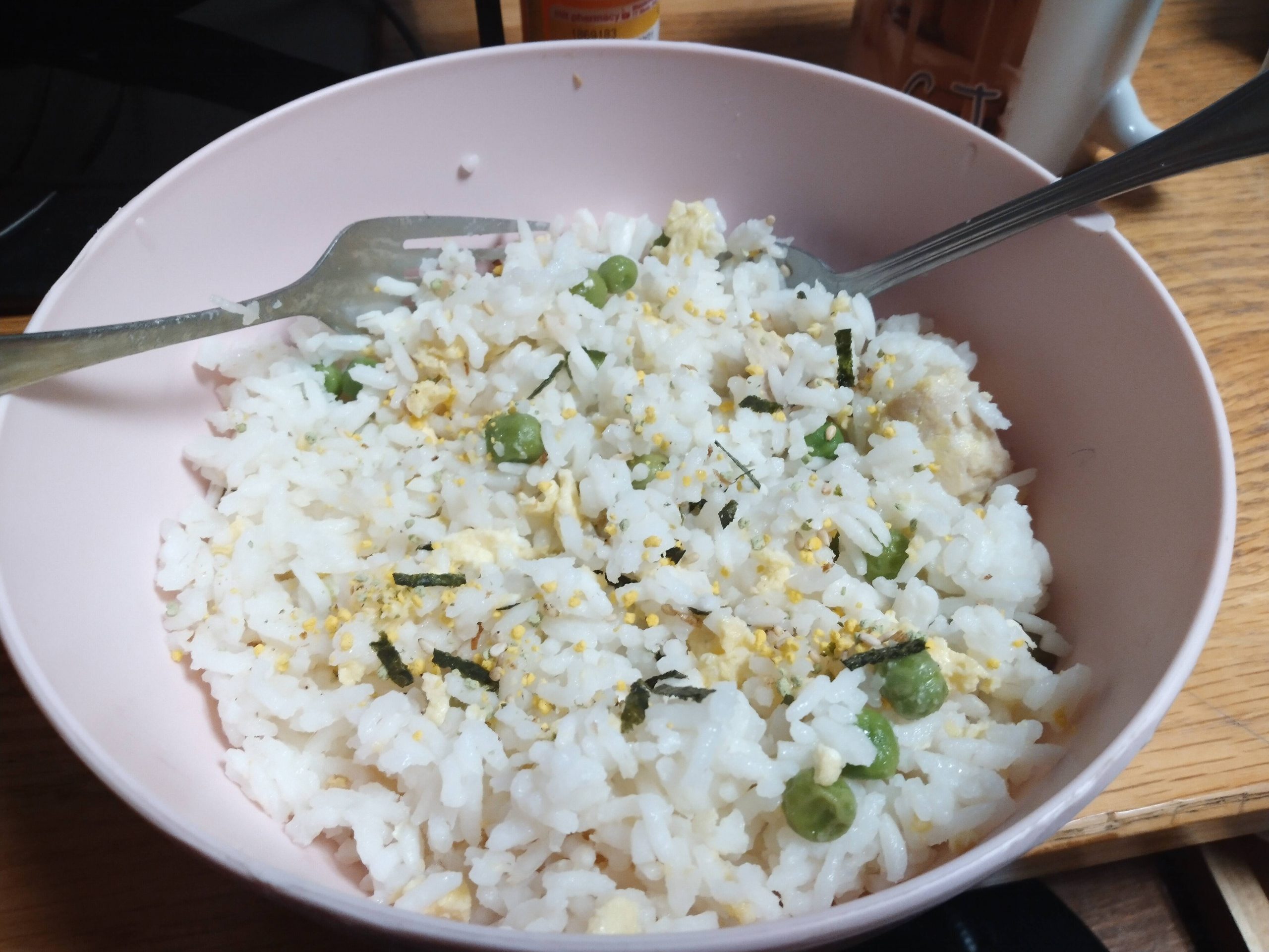 beef and garlic and peas and rice in a bowl