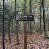 a hiking sign that says white cross trail