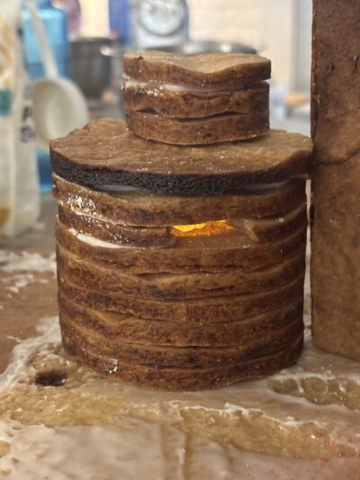 a double cylinder made of stacked pieces of round gingerbread